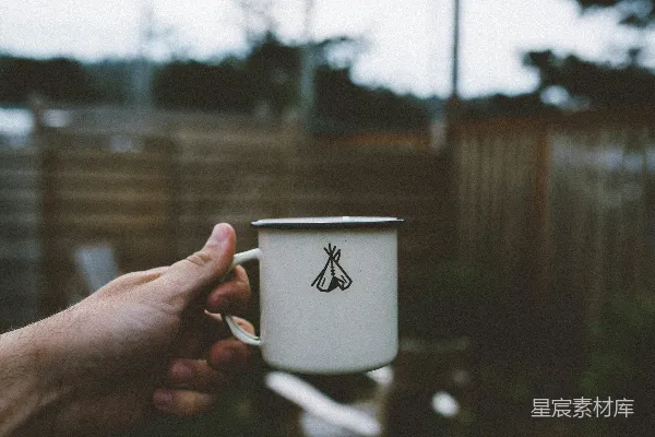 手里拿着咖啡杯的人