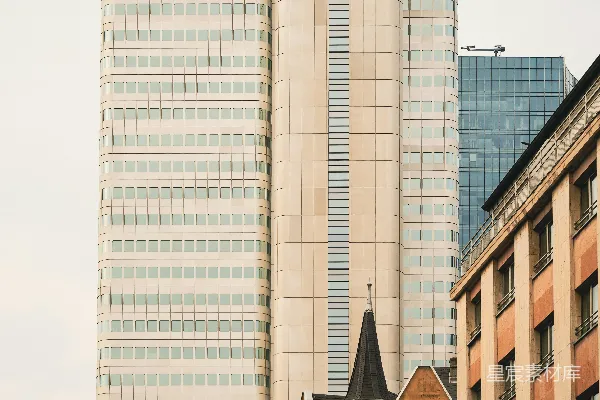 现代 skyscrapers 在历史上的欧洲建筑后面