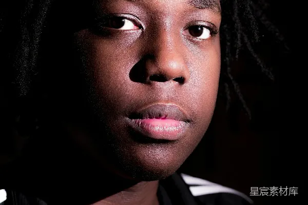 男孩的黑白圆领衫