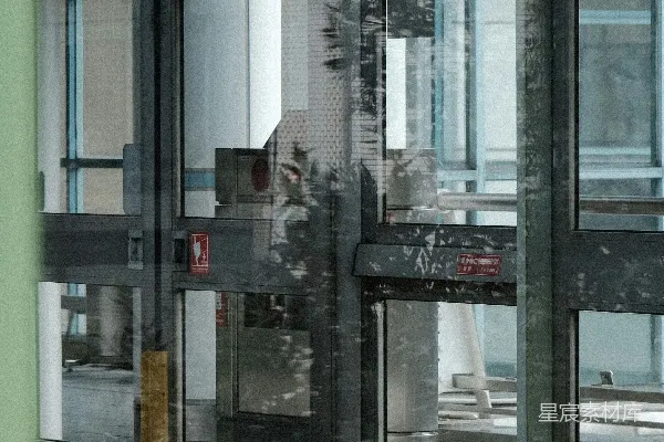 窗户中的建筑倒影
