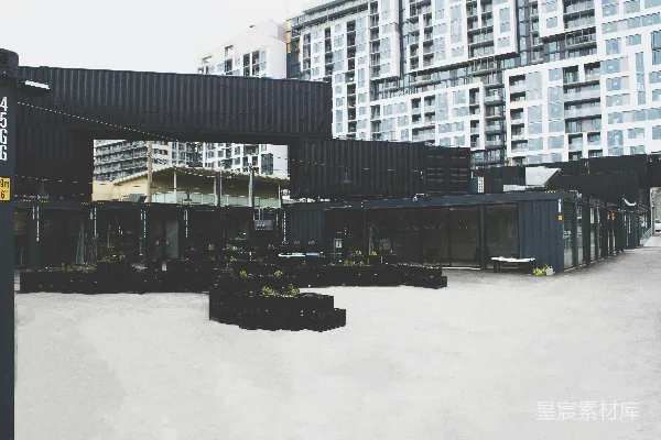 黑混凝土建筑近高-rise建筑物
