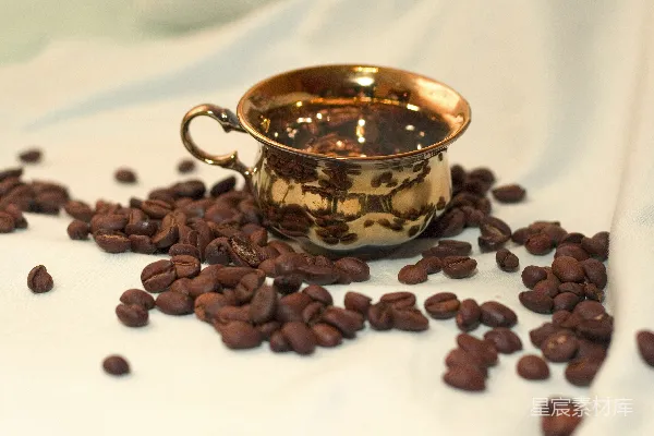 铜色的茶杯里盛着咖啡豆
