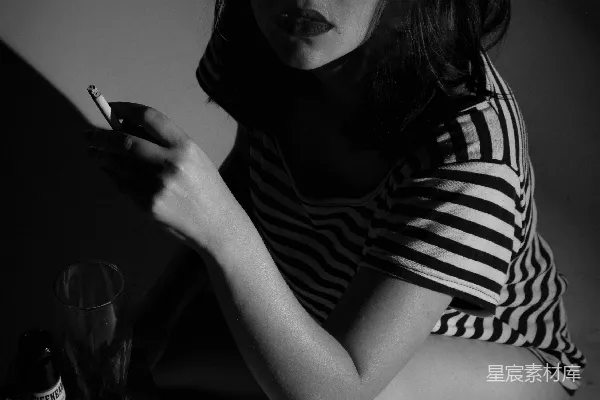 高清摄影 穿着黑白条纹衬衫的女人拿着智能手机