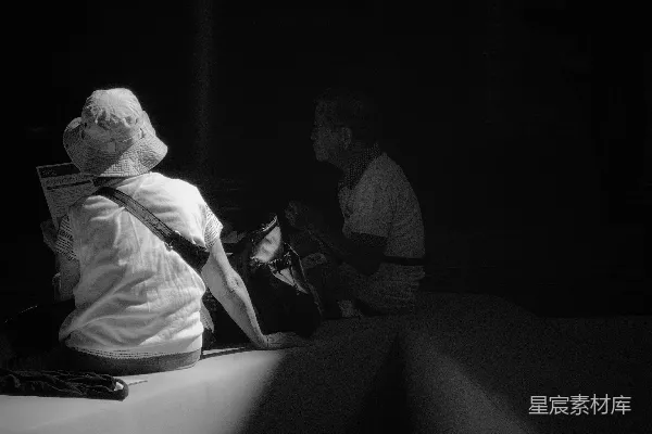 高清摄影 穿着白色衬衫的男人坐在白色混凝土长椅上。