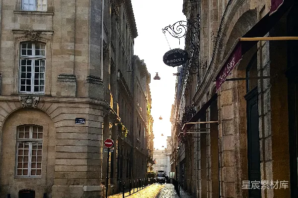 欧洲城市黄昏时的石板街道。