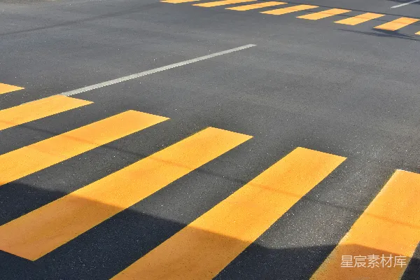 白天的灰黄混凝土路面