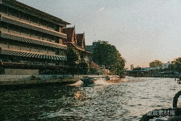 白天近水边的棕色混凝土建筑