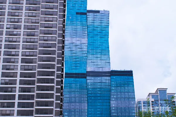 蓝白相间的玻璃建筑