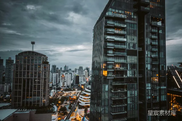 城市在灰暗的天空下白天景象