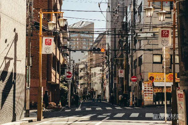 日本城市中的街景，包含建筑物和电线