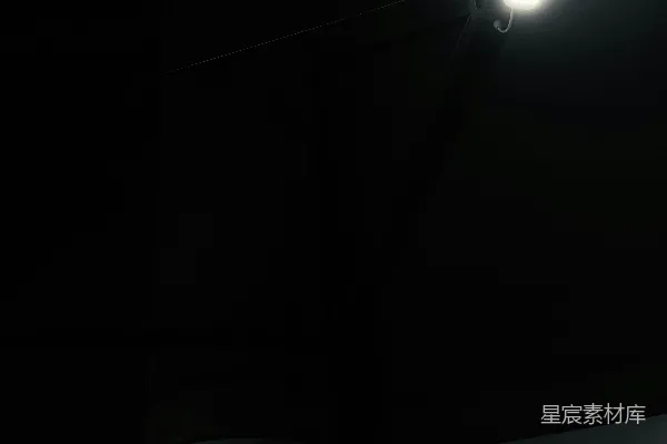 高清摄影 一盏荧光灯照亮了一个黑暗的空间。