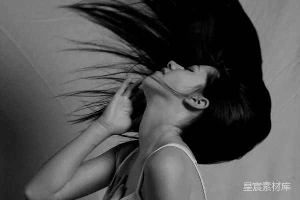 高清摄影 一个女人的头发在风中飘扬。