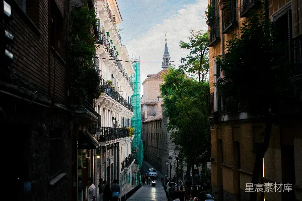 两边都是建筑物的一条街