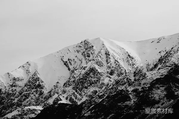 高清摄影 一座覆盖着雪的山