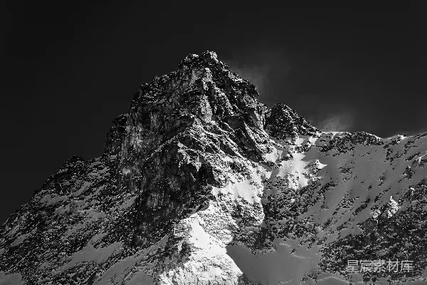高清摄影 白天覆盖着积雪的山