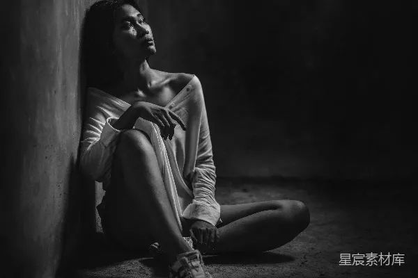 高清摄影 一张黑白照片，照片中一个女人坐在地上。