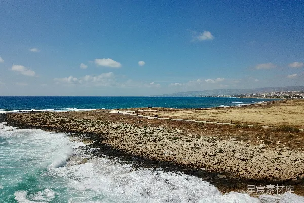 蓝天下的海滨大道