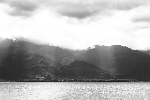 高清摄影 一片水域，背景中是山峦。