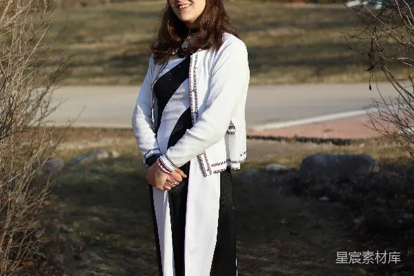 高清摄影 身穿黑白相间的制服的年轻女子在户外