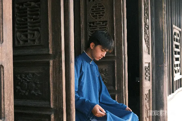 一个身穿蓝色衣服的男人站在门口。