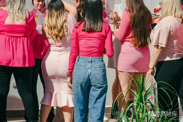 一群穿着粉红色衣服的妇女在户外庆祝