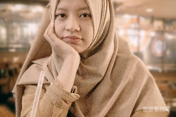 女士面前有一份一次性杯子