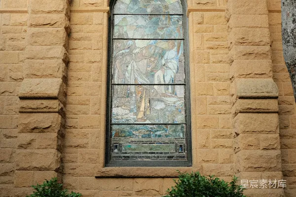石建筑立面的 stained glass 窗户。