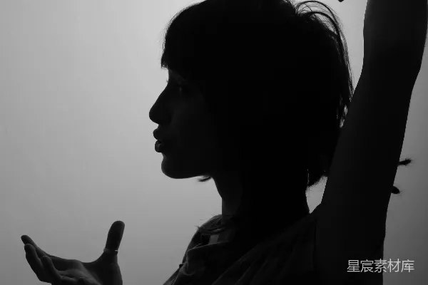 高清摄影 女人同时举起左手和右手