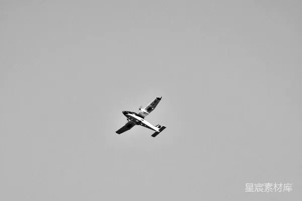 高清摄影 一架小型飞机在晴朗的天空中飞行