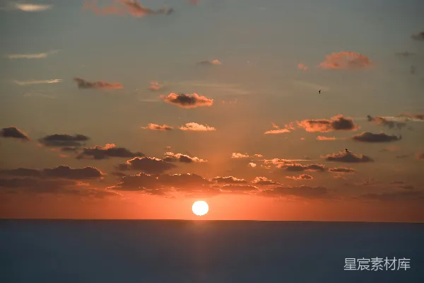 夕阳下的平静海洋