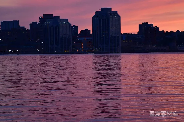 夕阳下城中一幅 waterfront 观景图