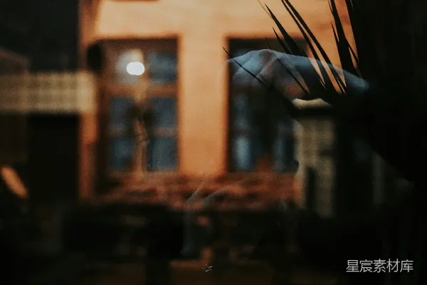 一张模糊的照片，里面有一张桌子和几把椅子的餐厅。