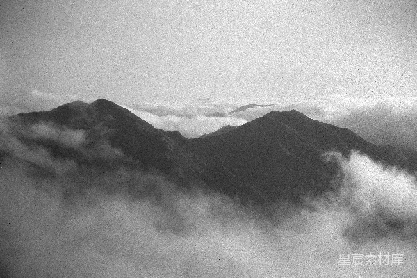高清摄影 山峰从缭绕的云层中脱颖而出