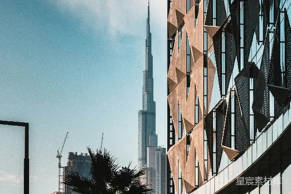 城市高层建筑间的白云遮蔽