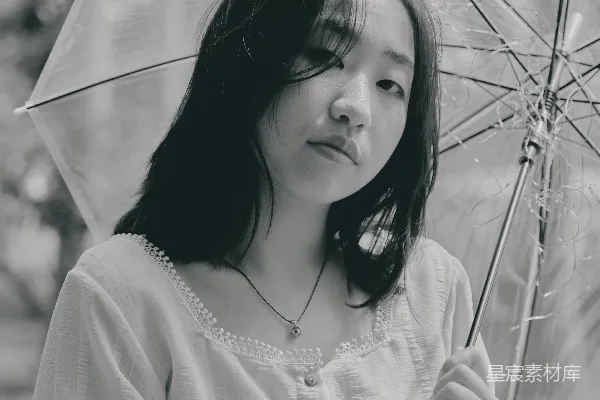 高清摄影 穿白色长袖衬衫的女孩手里拿着伞
