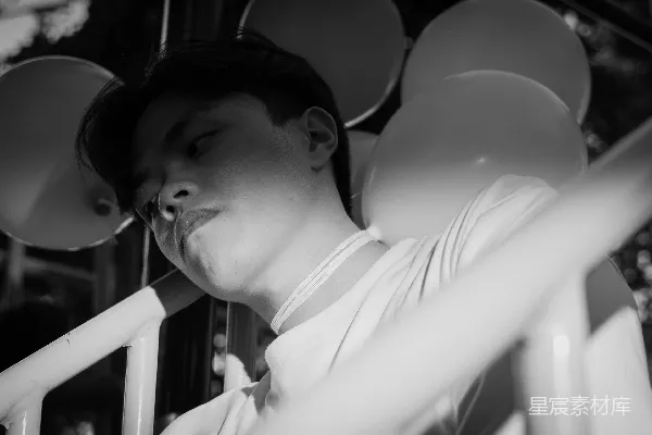 高清摄影 一个闭着眼睛戴着帽子的男人