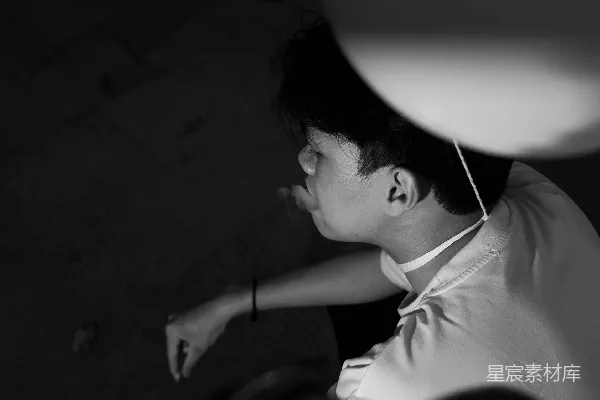 高清摄影 一个男人头顶着一把伞。