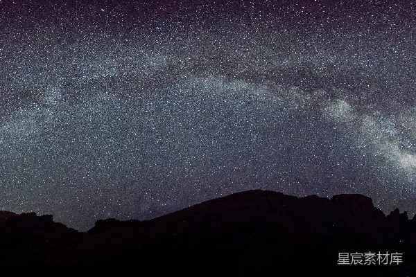 星夜下的山影