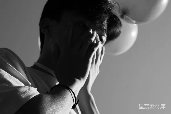 高清摄影 一张黑白照片，照片中一个男人手里拿着气球。