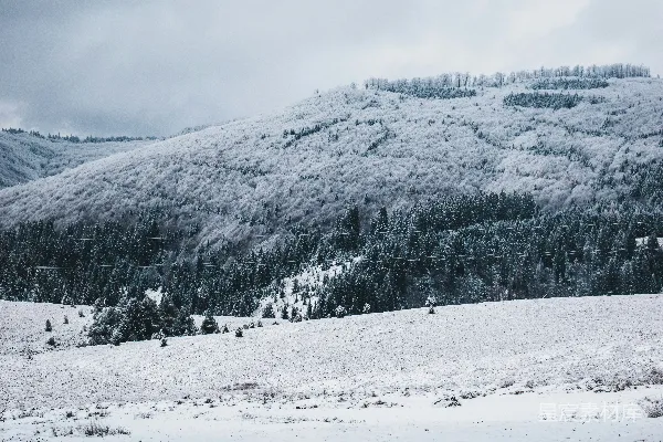 白天覆雪的山峦