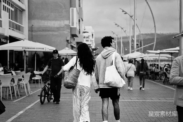 几个行人正在街上行走