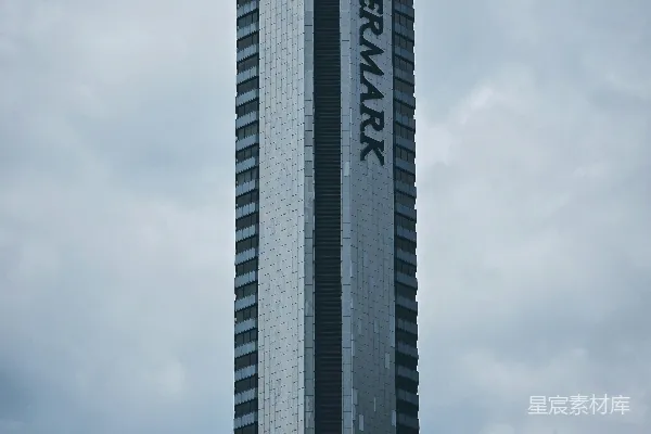 一座名为“intermark”的高楼大厦矗立在灰蒙蒙的天空中。