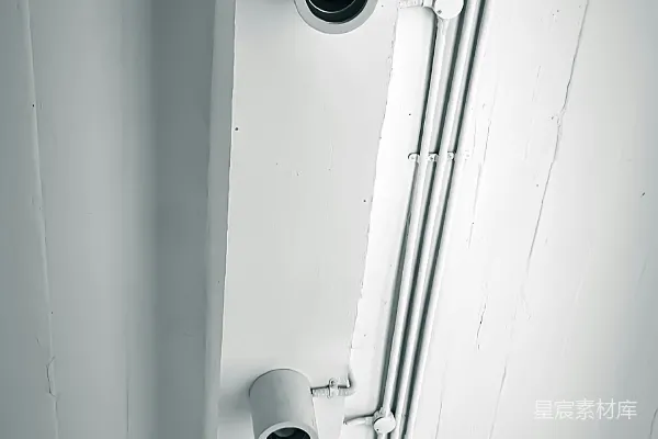 高清摄影 两个安全摄像头安装在墙的侧面
