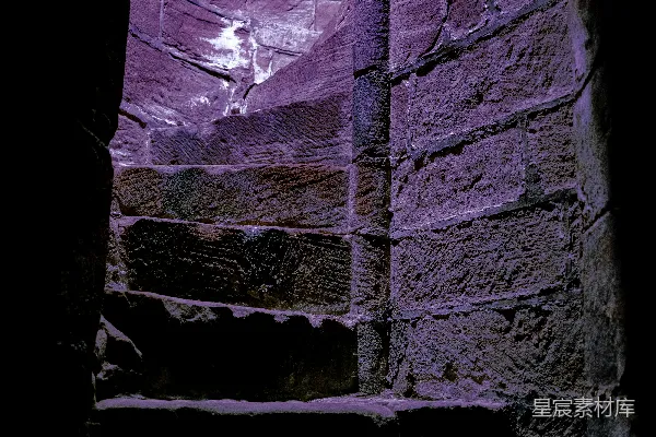 一条透着紫色光芒的石级 staircase 照着一片紫光