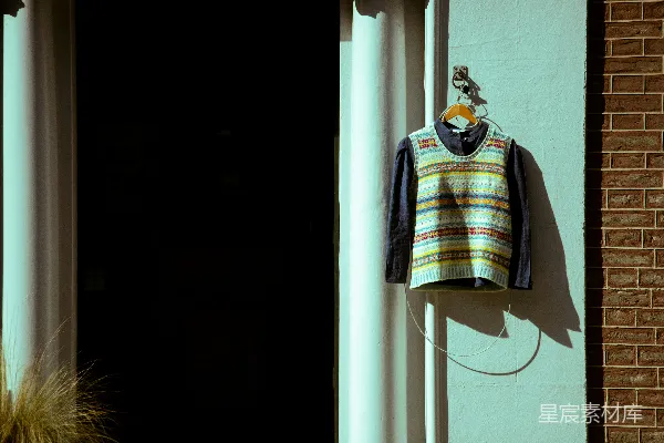 一件毛衣背心挂在墙外