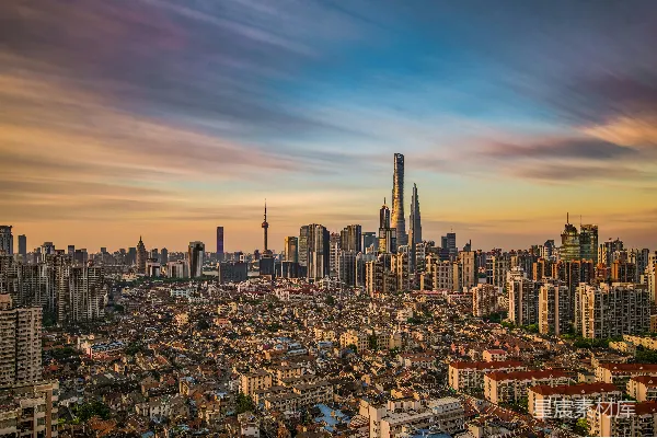 白天城市 skyline 下方的蓝天