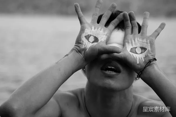 高清摄影 一个男人举起双手遮住眼睛。