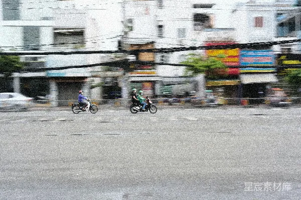 一群人在街道上骑摩托车。