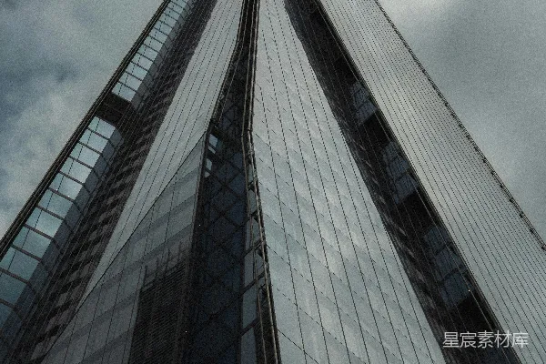 云层中的 Shard 天际大楼耸立着。