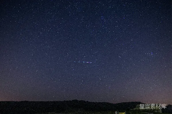 夜空下山的轮廓图象